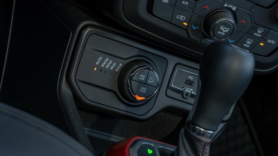 Детали интерьера Jeep Renegade Trailhawk (BU) 2018 года  (NA) (фото 30 из 40)